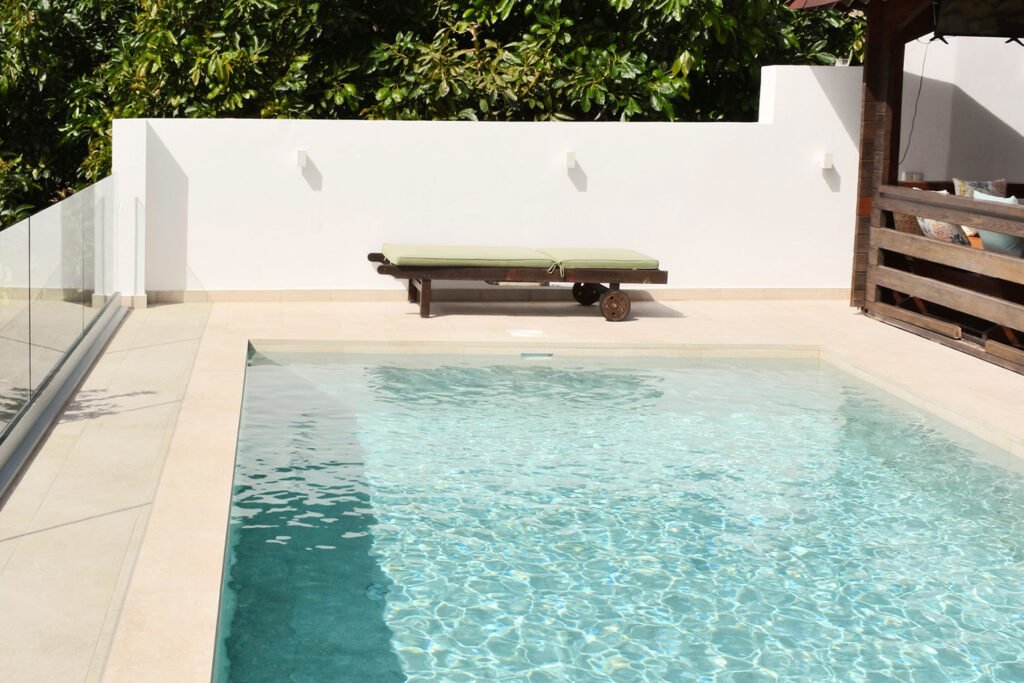 gres-extrusionat-crosscut-ceramica-mayor-piscina-petra-cloud-grey-badagres