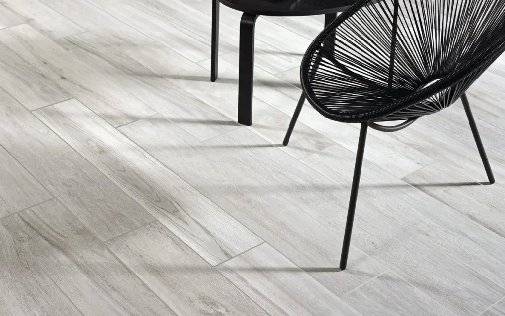 paviment-porcellanic-flow-rocersa-efecte-ciment-light-grey-badagres