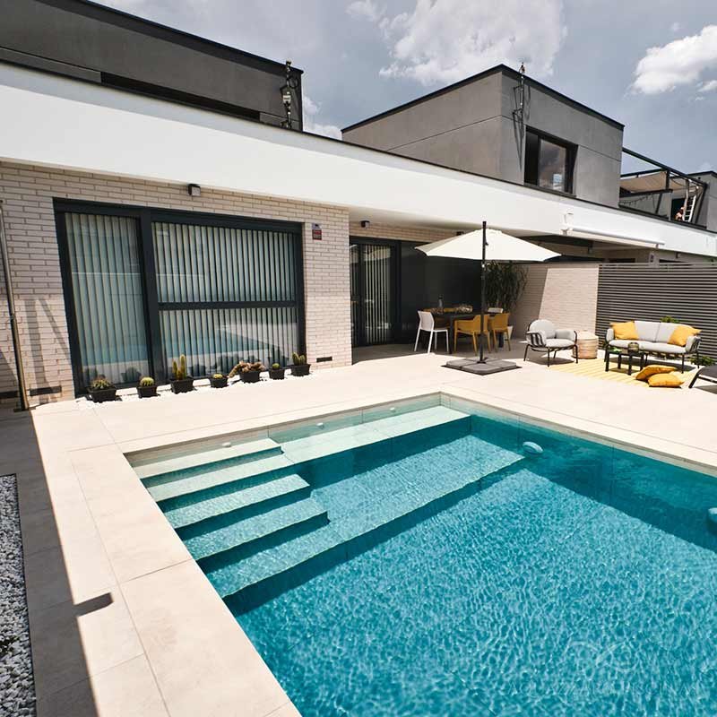 gres-extrusionat-cements-ceramica-mayor-piscina-smoke-warm-steel-badagres