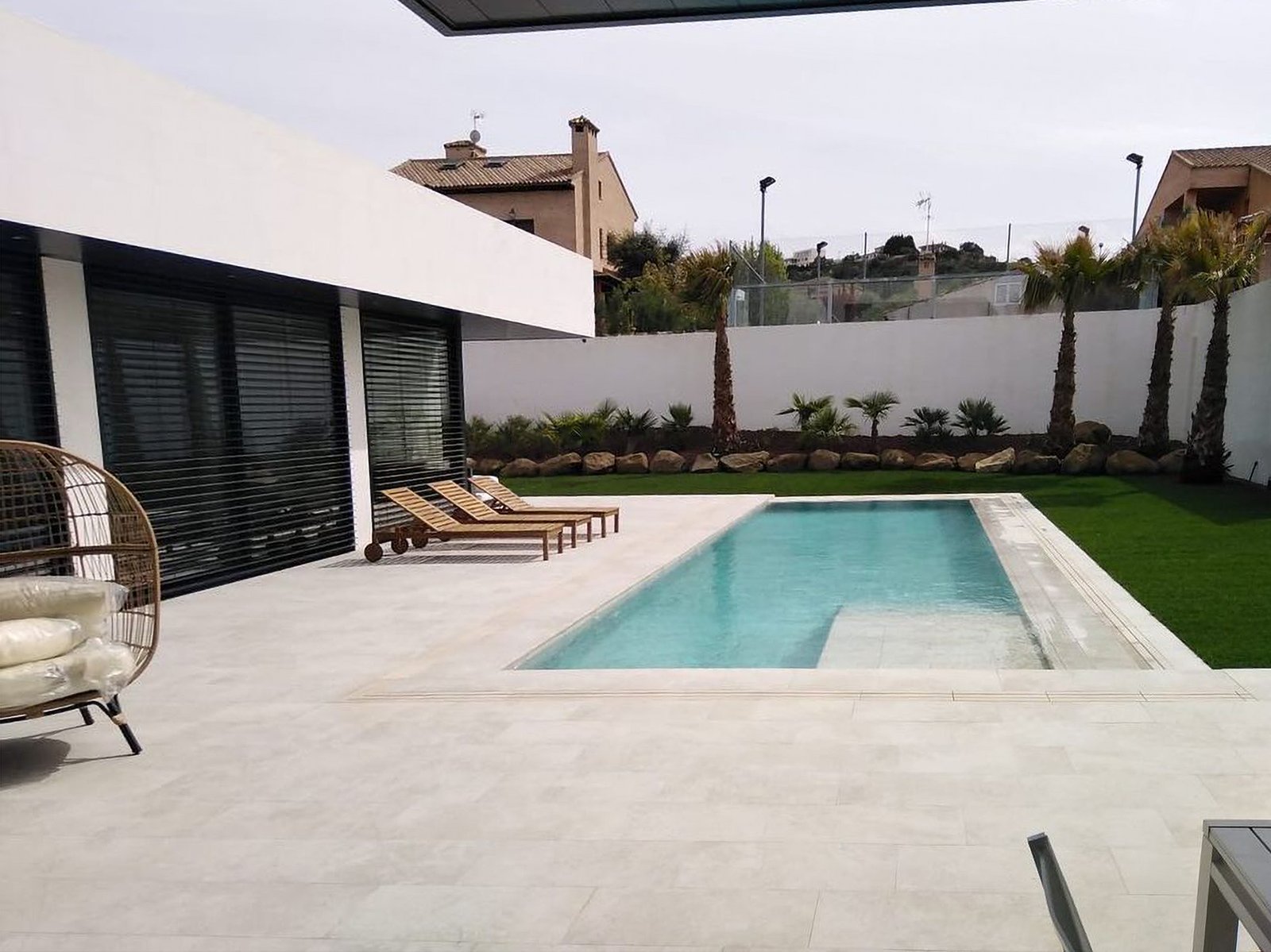 gres-extrusionat-crosscut-ceramica-mayor-piscina-petra-cloud-grey-badagres