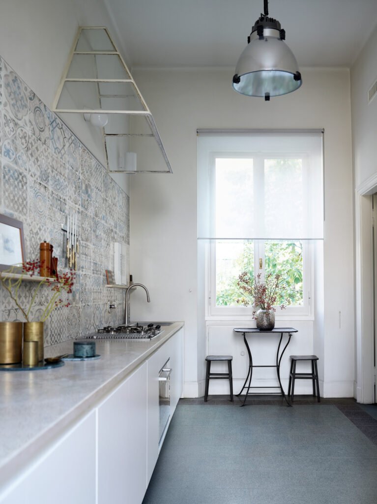 Revestiment de pasta blanca Marazzi Alchimia de gran format 60x180 cm amb acabat mat efecte microciment gris per a parets modernes.