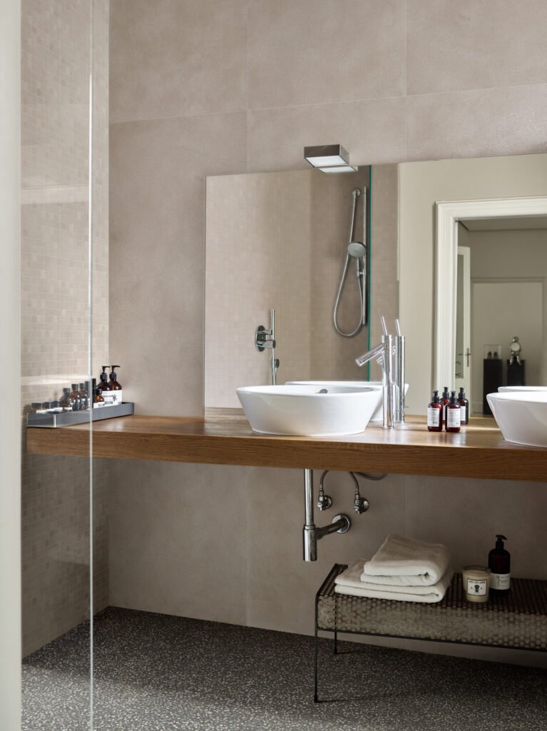 Detall de la textura tridimensional Raw del revestiment Marazzi Alchimia en color Greige, ideal per creas parets d'accent amb relleu.