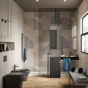Paret de bany revestida amb Marazzi Alchimia White i el decorat geomètric Arky, creant un contrast elegant i contemporani.