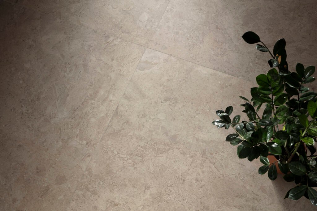 Sèrie Ardara Porcelain | Porcellànic Mat · 100x100 cm / 100x275 cm | Peronda — ambient 3