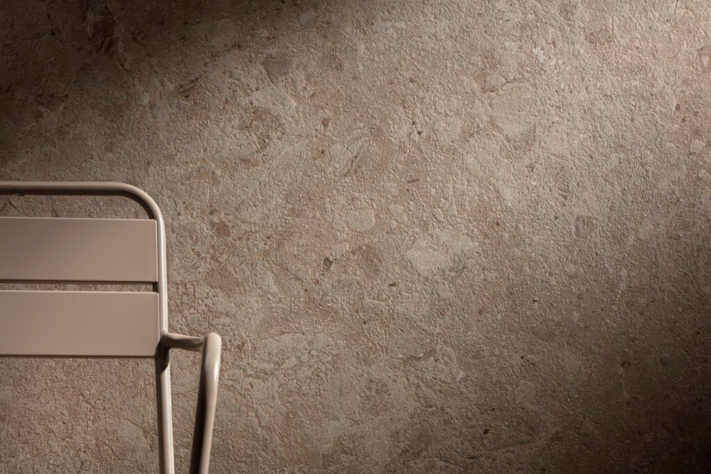 Sèrie Ardara Porcelain | Porcellànic Mat · 100x100 cm / 100x275 cm | Peronda — ambient 17