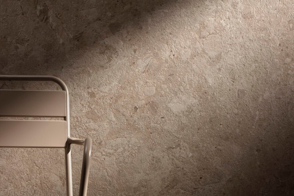 Sèrie Ardara Porcelain | Porcellànic Mat · 100x100 cm / 100x275 cm | Peronda — ambient 15