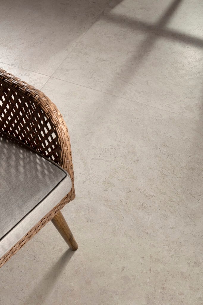 Sèrie Ardara Porcelain | Porcellànic Mat · 100x100 cm / 100x275 cm | Peronda — ambient 14