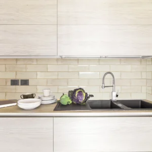 Arles | Rajola brillant 10x30 amb decors mix