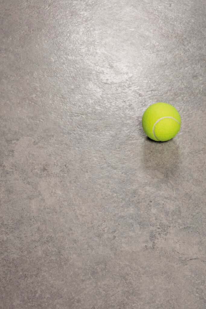 Sèrie Grunge Porcelain | Porcellànic Antilliscant (Grip / C3) · 30x30 cm / 60x120 cm | Peronda — ambient 12