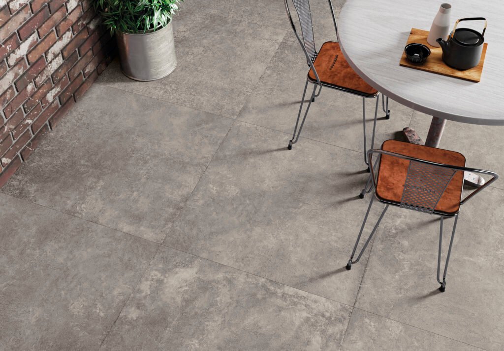 Sèrie Grunge Porcelain | Porcellànic Antilliscant (Grip / C3) · 30x30 cm / 60x120 cm | Peronda — ambient 7