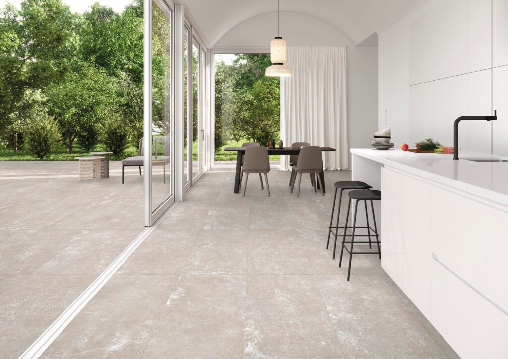 Sèrie Grunge Porcelain | Porcellànic Antilliscant (Grip / C3) · 30x30 cm / 60x120 cm | Peronda — ambient 4