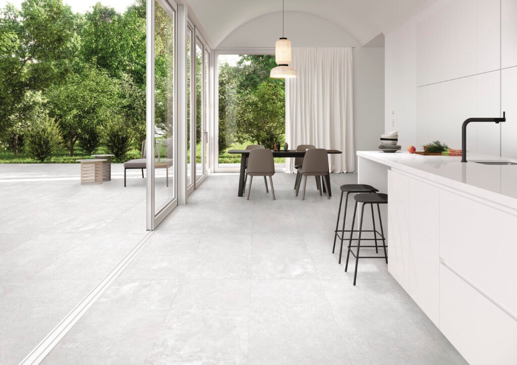 Sèrie Grunge Porcelain | Porcellànic Antilliscant (Grip / C3) · 30x30 cm / 60x120 cm | Peronda — ambient 6