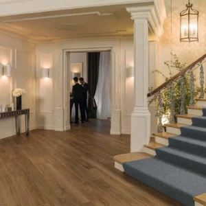 Sèrie Manhattan | Efecte Fusta · 29,4×180, 19,3×180, 29,4×120, 19,3×120, 80×80 i 45×120 | Porcelanosa