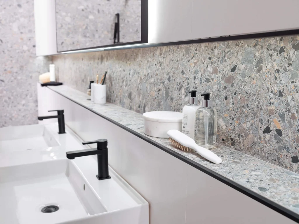 Ambient · Sèrie Marmi China | Efecte Monocolor · 33,3×100 cm i 45×120 cm | Porcelanosa · 2