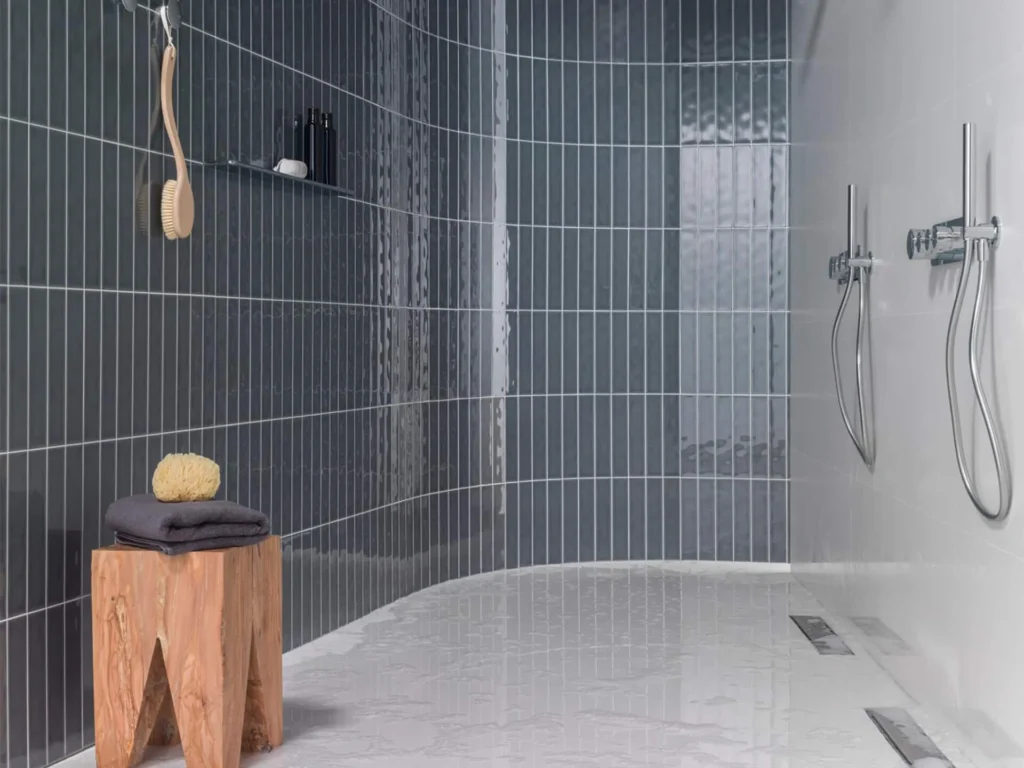 Ambient · Sèrie Marmi China | Efecte Monocolor · 33,3×100 cm i 45×120 cm | Porcelanosa · 3