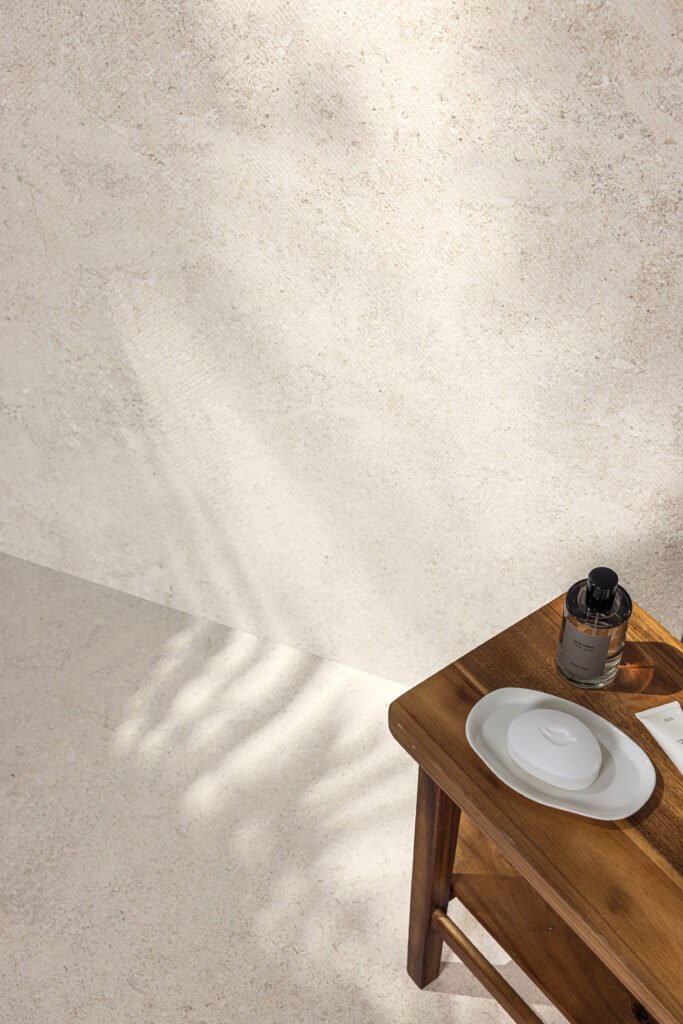 Sèrie Versa Porcelain | Porcellànic Relleu / 3D · 100x100 cm / 60x120 cm | Peronda — ambient 13