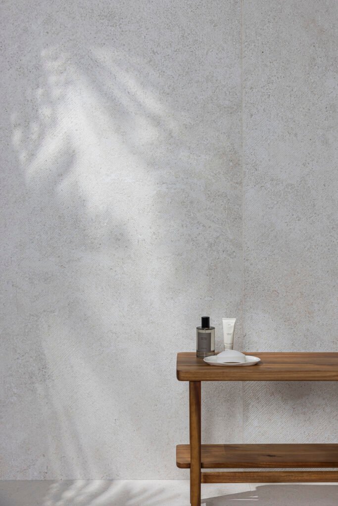 Sèrie Versa Porcelain | Porcellànic Relleu / 3D · 100x100 cm / 60x120 cm | Peronda — ambient 14