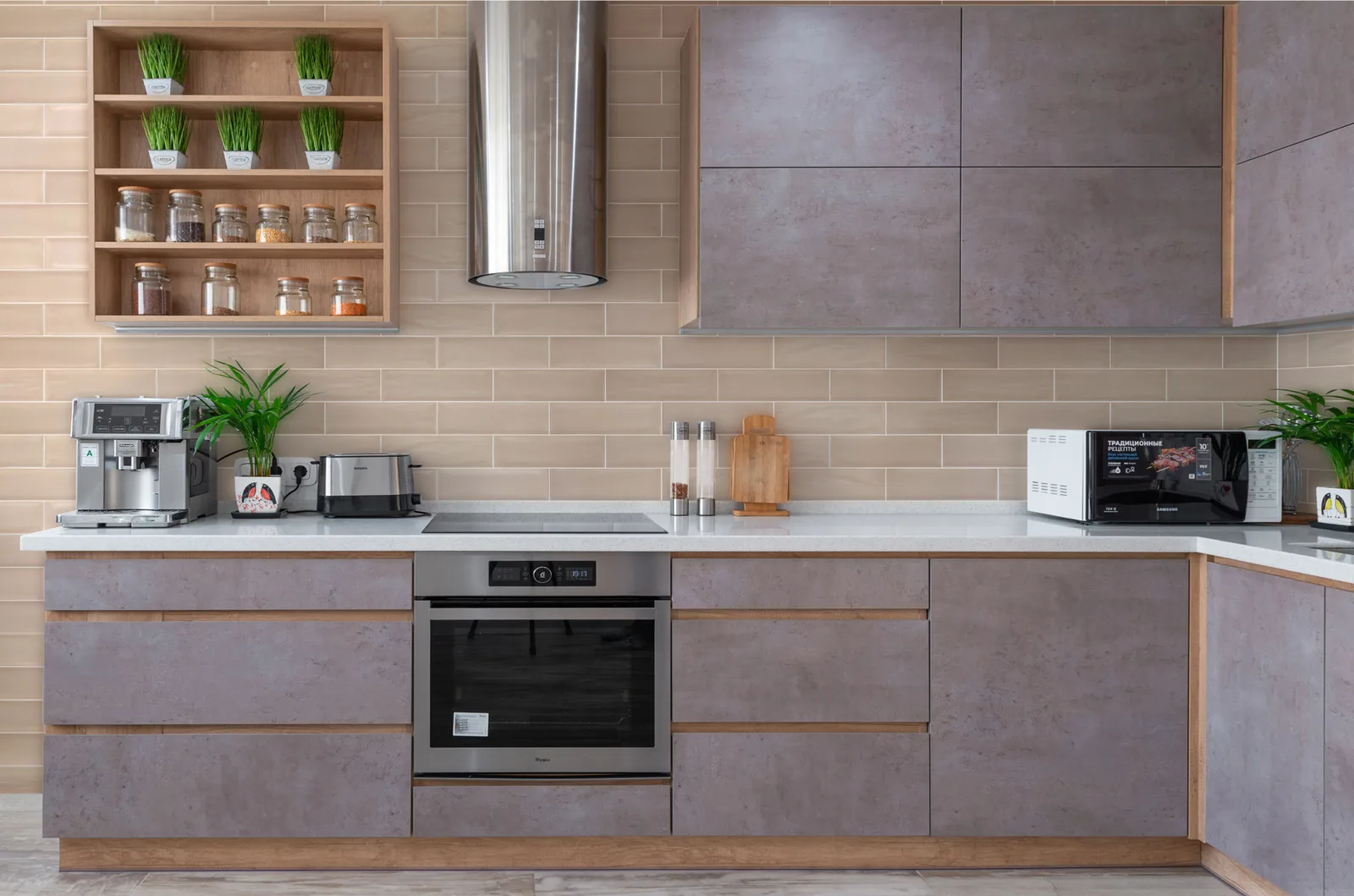 Mur de cuina amb pasta blanca en to mineral