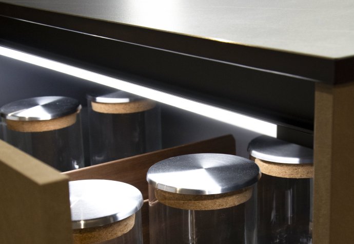 Il·luminació interior de mobles i interruptors - Cucine Oggi